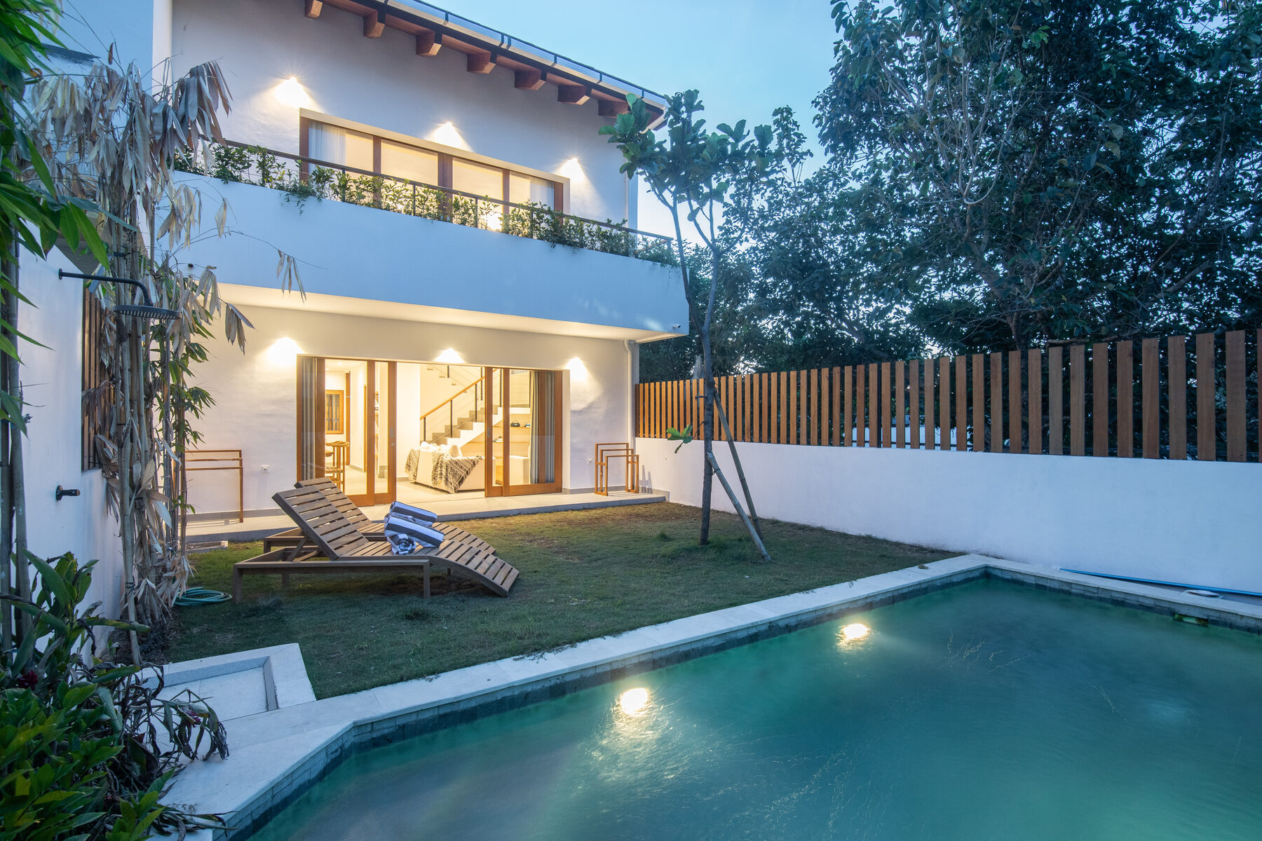 Villa 1 terminada — piscina al atardecer