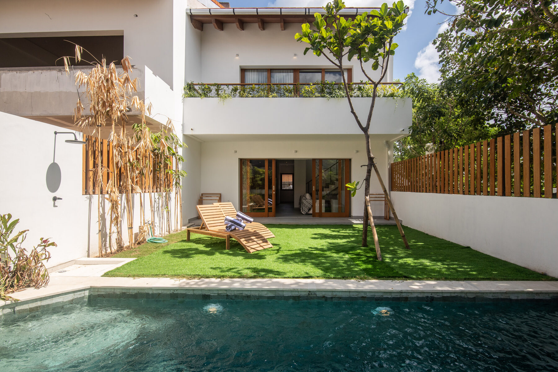 Villa 1 — fachada y piscina